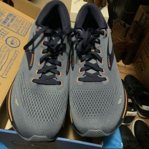 Mens Brooks Ghost 15 size 10/ worn once!